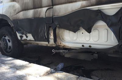 Tentano di incendiare furgone ma vengono scoperti, poi sparano ma l'arma si inceppa: terrore in città - Corriere Salentino