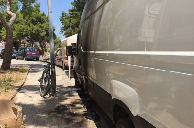 Tentano di incendiare furgone ma vengono scoperti, poi sparano ma l'arma si inceppa: terrore in città - Corriere Salentino