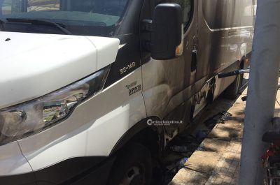 Tentano di incendiare furgone ma vengono scoperti, poi sparano ma l'arma si inceppa: terrore in città - Corriere Salentino