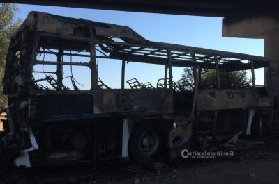 Misterioso incendio nelle campagne, distrutto un pullman dell’istituto agrario - Corriere Salentino
