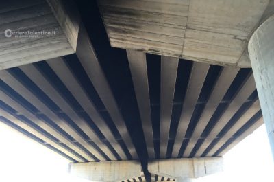 Misterioso incendio nelle campagne, distrutto un pullman dell’istituto agrario - Corriere Salentino