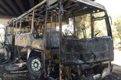 Misterioso incendio nelle campagne, distrutto un pullman dell’istituto agrario - Corriere Salentino