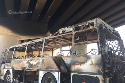 Misterioso incendio nelle campagne, distrutto un pullman dell’istituto agrario - Corriere Salentino