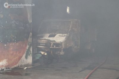 In fiamme due mezzi per la raccolta dei rifiuti, c’è il sospetto del dolo - Corriere Salentino
