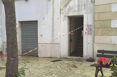Dà fuoco alla casa, pomeriggio di follia nella piazza del paese: arrestato 47enne - Corriere Salentino