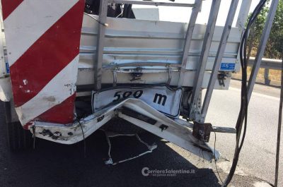 Furgone travolge mezzo impegnato in lavori stradali, poi si ribalta: due feriti gravi in ospedale - Corriere Salentino