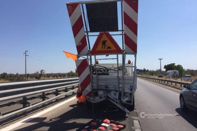 Furgone travolge mezzo impegnato in lavori stradali, poi si ribalta: due feriti gravi in ospedale - Corriere Salentino