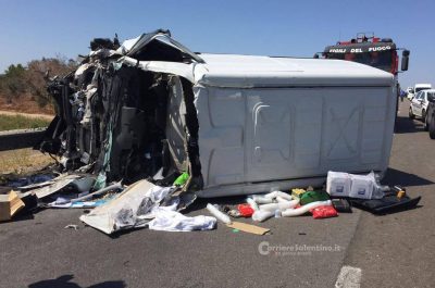 Furgone travolge mezzo impegnato in lavori stradali, poi si ribalta: due feriti gravi in ospedale - Corriere Salentino