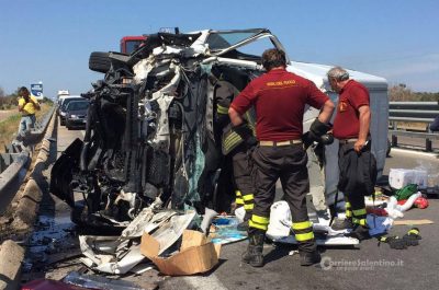 Furgone travolge mezzo impegnato in lavori stradali, poi si ribalta: due feriti gravi in ospedale - Corriere Salentino