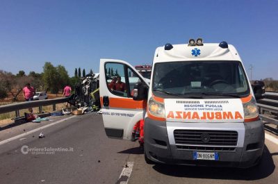 Furgone travolge mezzo impegnato in lavori stradali, poi si ribalta: due feriti gravi in ospedale - Corriere Salentino