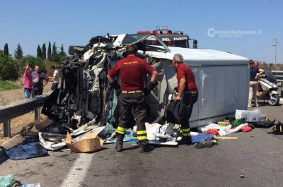 Furgone travolge mezzo impegnato in lavori stradali, poi si ribalta: due feriti gravi in ospedale - Corriere Salentino
