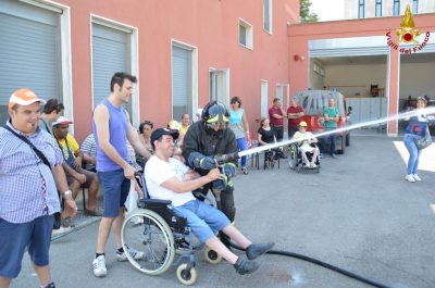 I Vigili del Fuoco di Lecce incontrano i ragazzi del Centro “San Giovanni Paolo II” di Leverano - Corriere Salentino