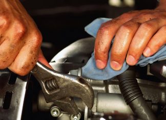 Sorpresi nell’officina abusiva mentre smontano auto rubate: scattano due arresti