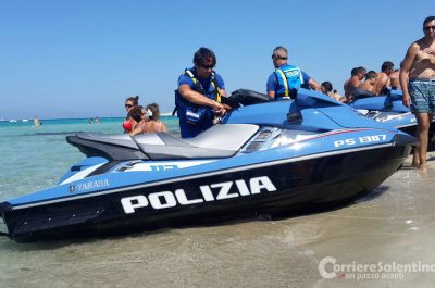Esala l'ultimo respiro davanti agli attoniti bagnanti, grossa tartaruga muore in spiaggia - Corriere Salentino