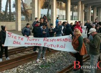 Occuparono i binari della stazione per protestare contro il piano Silletti: 46 indagati