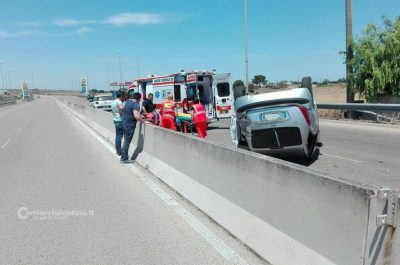 Rocambolesco incidente in tangenziale Est, auto si ribalta - Corriere Salentino