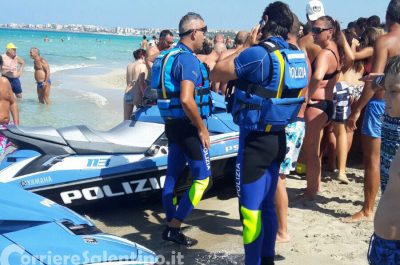 Esala l'ultimo respiro davanti agli attoniti bagnanti, grossa tartaruga muore in spiaggia - Corriere Salentino