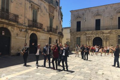 L'esplosivo video dei Sud Sound System, girato tra la Giamaica e il Salento con Richie Stephens: le riprese vicino al Duomo - Corriere Salentino