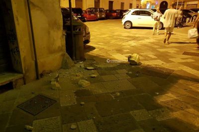 Paura nel centro storico di Lecce: il cornicione si stacca e precipita tra i passanti, nessun ferito - Corriere Salentino