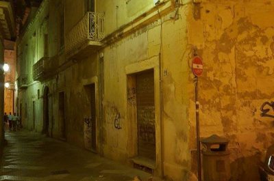 Paura nel centro storico di Lecce: il cornicione si stacca e precipita tra i passanti, nessun ferito - Corriere Salentino