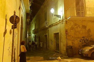 Paura nel centro storico di Lecce: il cornicione si stacca e precipita tra i passanti, nessun ferito - Corriere Salentino
