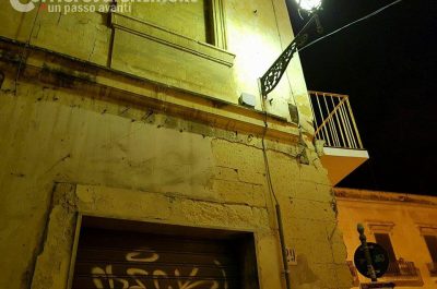 Paura nel centro storico di Lecce: il cornicione si stacca e precipita tra i passanti, nessun ferito - Corriere Salentino