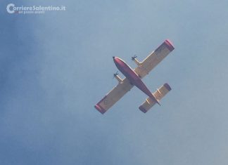 Giornata di incendi nel basso Salento, distrutti svariati ettari di vegetazione: necessario l’intervento di un Canadair
