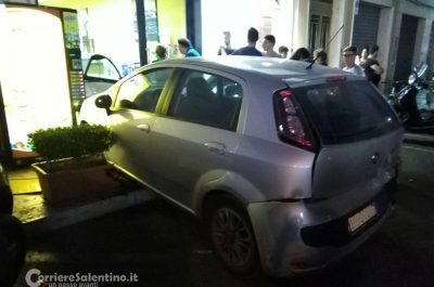 Perde il controllo del mezzo e si schianta contro auto in sosta, in frantumi anche la vetrata di un bar - Corriere Salentino
