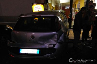 Perde il controllo del mezzo e si schianta contro auto in sosta, in frantumi anche la vetrata di un bar - Corriere Salentino