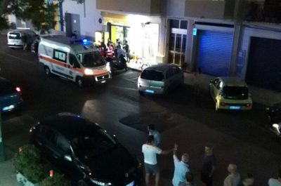 Perde il controllo del mezzo e si schianta contro auto in sosta, in frantumi anche la vetrata di un bar - Corriere Salentino