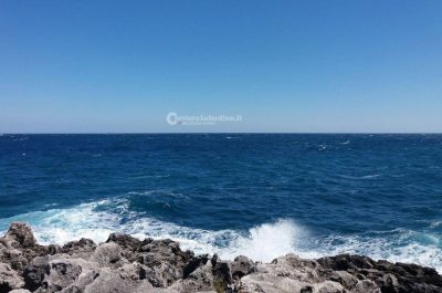 Tragedia a Marina Serra, donna sbatte contro gli scogli e muore in mare - Corriere Salentino