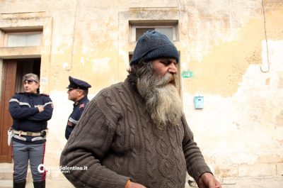 Lecce, scoperto cadavere di un clochard in un casolare abbandonato - Corriere Salentino