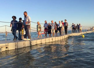 70 metri di passeggiata sul mare: inaugurato il pontile delle Maldive del Salento