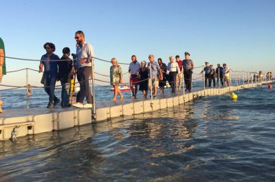 70 metri di passeggiata sul mare: inaugurato il pontile delle Maldive del Salento - Corriere Salentino