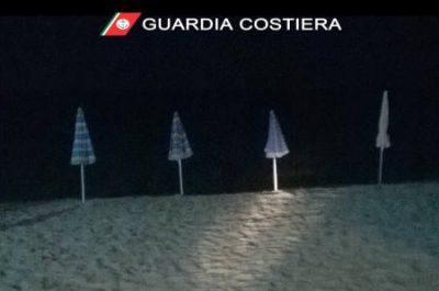 Controlli della Guardia Costiera contro i lidi abusivi: sequestrati ombrelloni, sdraio e attrezzature da spiaggia - Corriere Salentino