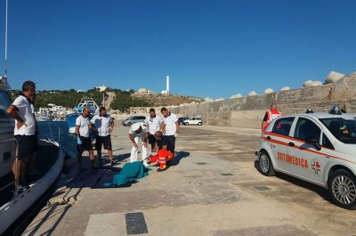 Tragedia a Marina Serra, donna sbatte contro gli scogli e muore in mare - Corriere Salentino