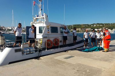 Tragedia a Marina Serra, donna sbatte contro gli scogli e muore in mare - Corriere Salentino