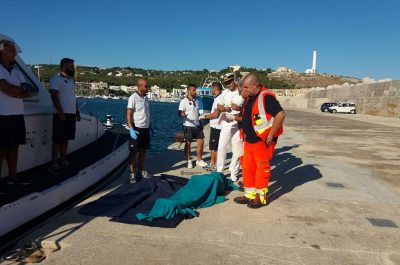 Tragedia a Marina Serra, donna sbatte contro gli scogli e muore in mare - Corriere Salentino