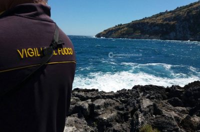 Tragedia a Marina Serra, donna sbatte contro gli scogli e muore in mare - Corriere Salentino