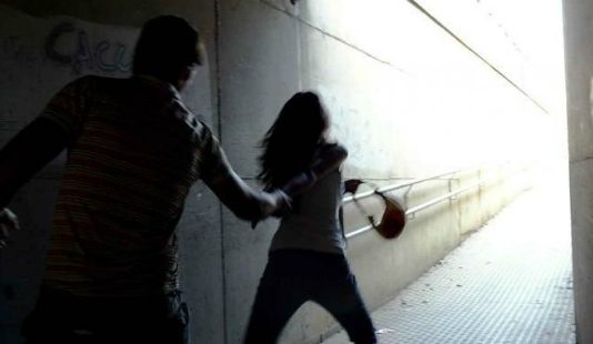 Dopo la fine della relazione, la vendetta: manda video senza veli della ex ad amici: indagato con la sorella