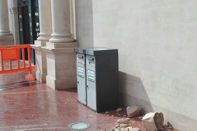 Lecce in tilt a causa della pioggia, allagamenti ovunque e un albero si abbatte su due auto - Corriere Salentino