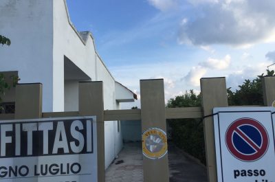 Quelle segnaletiche abusive, che tolgono soldi al Comune, in quello che fu il regno dell'abusivismo - Corriere Salentino