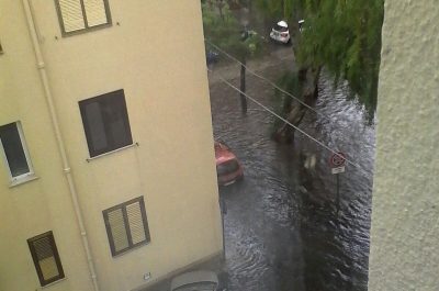 Lecce in tilt a causa della pioggia, allagamenti ovunque e un albero si abbatte su due auto - Corriere Salentino