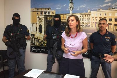 Terrore al "Centrum", in due assaltano gioielleria: bandito spara tre colpi per fuggire sui tetti. Presi - Corriere Salentino