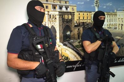 Terrore al "Centrum", in due assaltano gioielleria: bandito spara tre colpi per fuggire sui tetti. Presi - Corriere Salentino
