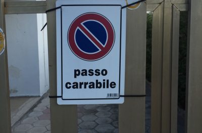 Quelle segnaletiche abusive, che tolgono soldi al Comune, in quello che fu il regno dell'abusivismo - Corriere Salentino