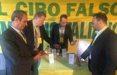 Da sx: il Vicepresidente Unaprol Pantaleo Piccinno, il Direttore di Coldiretti Puglia Angelo Corsetti, i produttori olivicoli pugliesi Guido Cusmai e Filippo De Miccolis