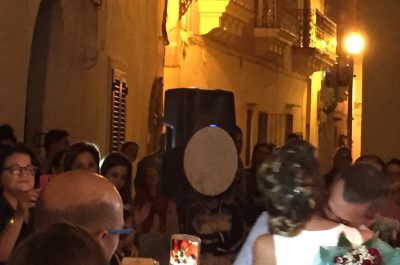 Serenate sotto casa e fuochi d'artificio, i matrimoni romantici sono ancora di moda a Gallipoli - Corriere Salentino
