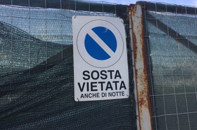 Quelle segnaletiche abusive, che tolgono soldi al Comune, in quello che fu il regno dell'abusivismo - Corriere Salentino