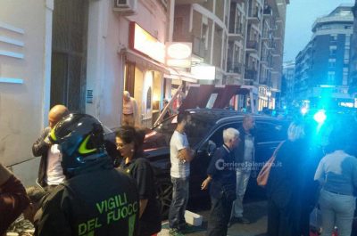Perde il controllo del suv e si schianta contro un bar, due feriti - Corriere Salentino